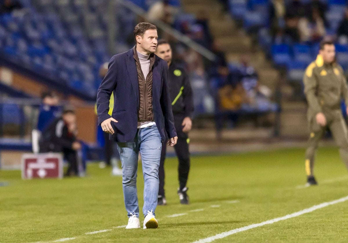 Mario Simón, técnico del Intercity, durante el partido en la banda