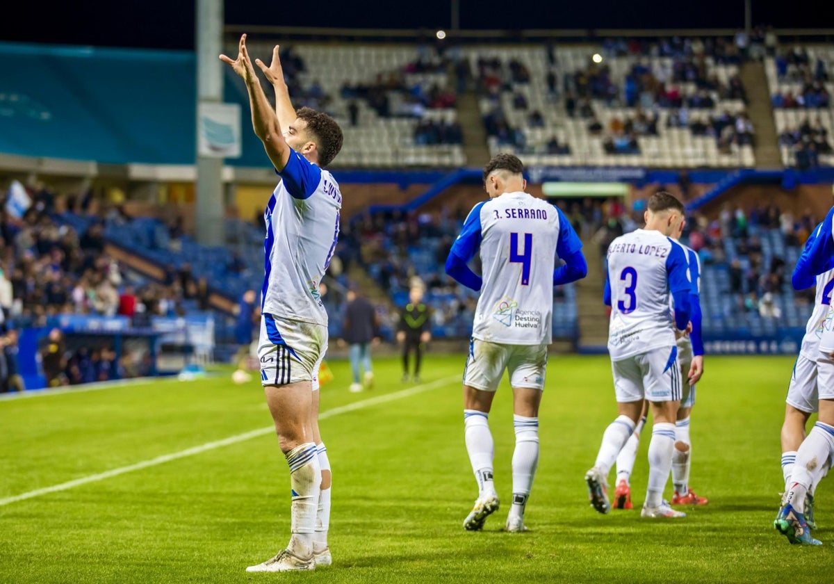Luis Alcalde celebra con la grada del Nuevo Colombino su gol ante el Intercity