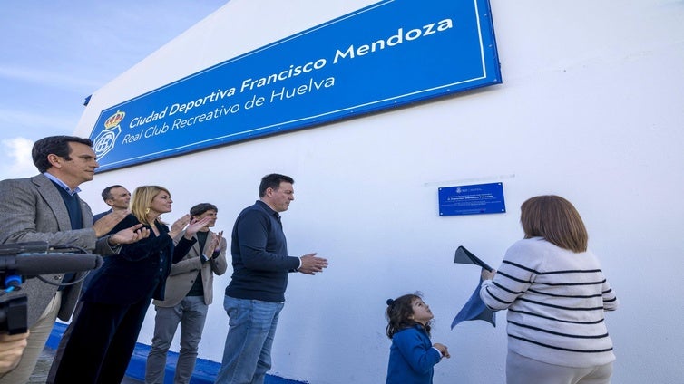 La ciudad deportiva del Recreativo ya lleva el nombre de Francisco Mendoza: «Era su sueño»