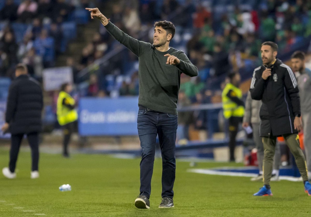 Vélez reparte instrucciones desde la banda