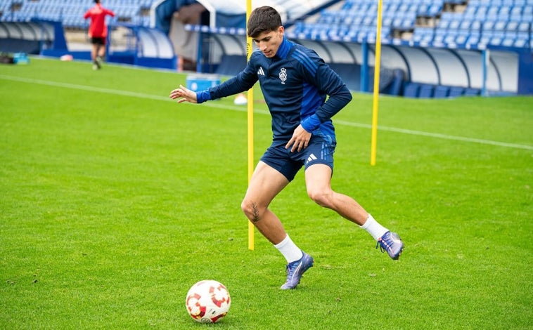 Imagen principal - El canterano albiazul Paolo Romero, en los entrenamientos