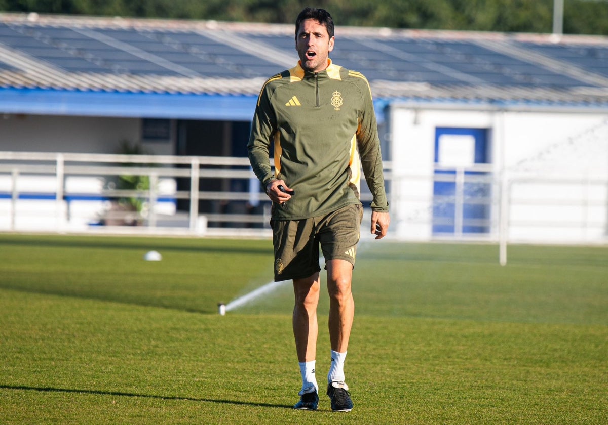 Iñigo Vélez, en un entrenamiento del Decano