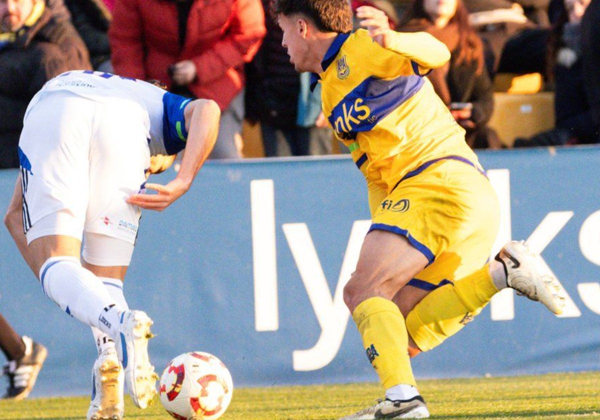 Un lance del Alcorcón-Recreativo disputado en el estadio Santo Domingo