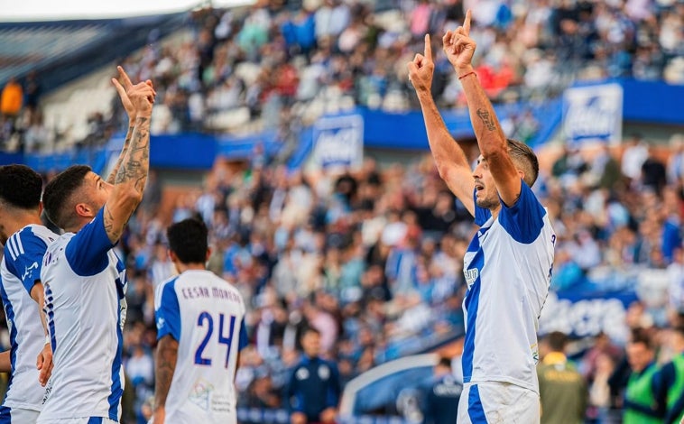 Imagen principal - Antonio Domínguez y Pablo Caballero celebran un gol; Juan Pablo Pereira, en un amistoso del Decano, y Alberto López