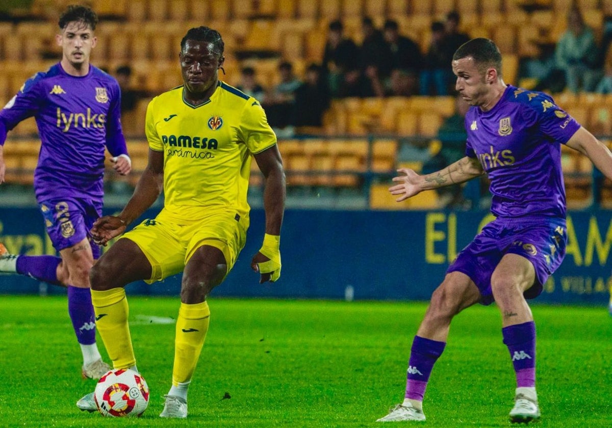 Etta Eyong presionado por dos adversarios durante el Alcorcón-Villarreal B de esta temporada