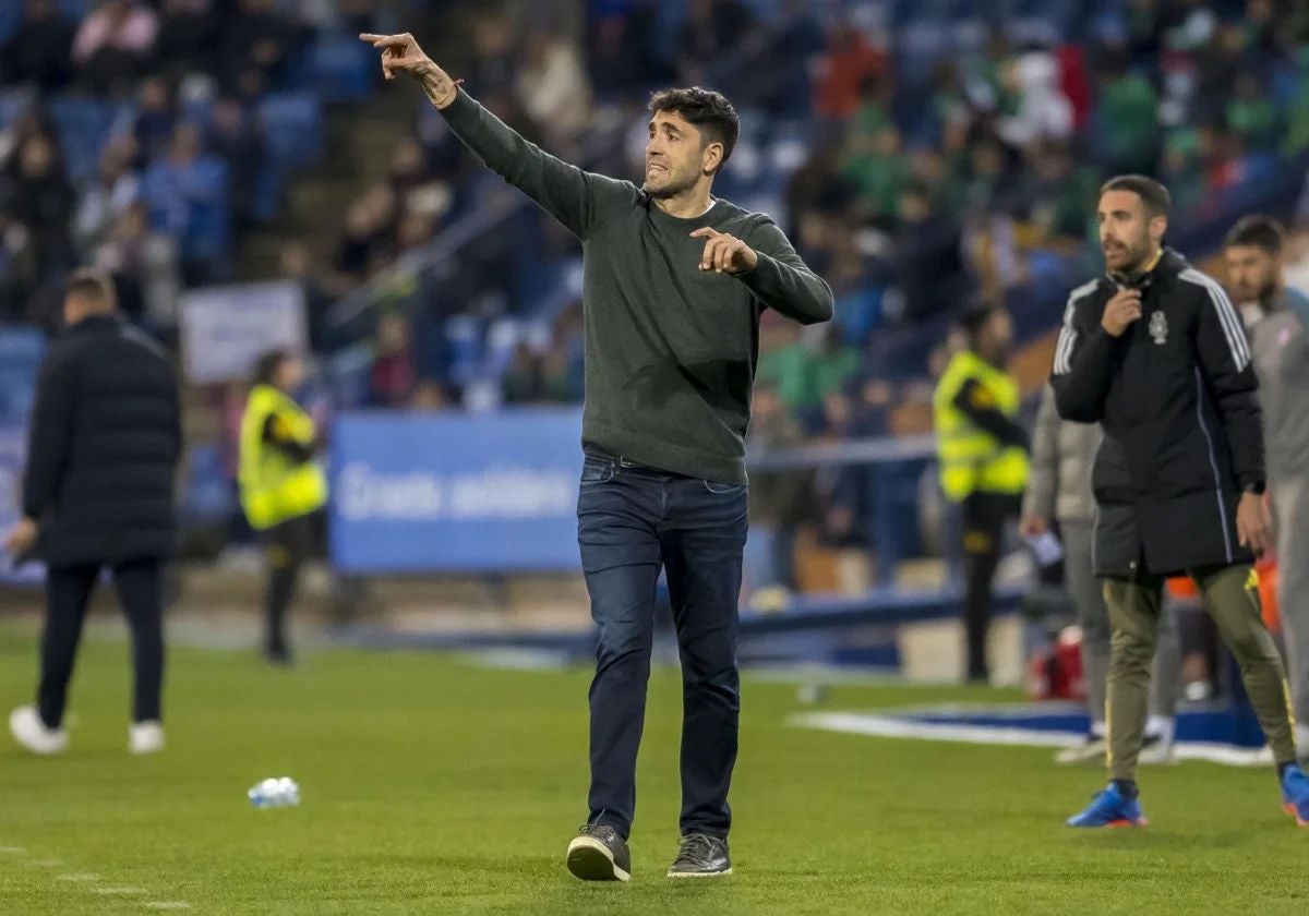 Íñigo Vélez da instrucciones a sus jugadores en el Recreativo-Atlético de Madrid B