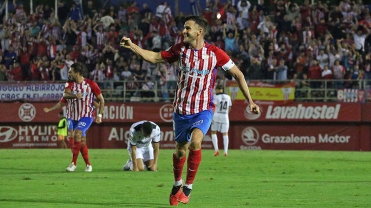 Iván Turrillo, capitán del Algeciras, celebrando un gol