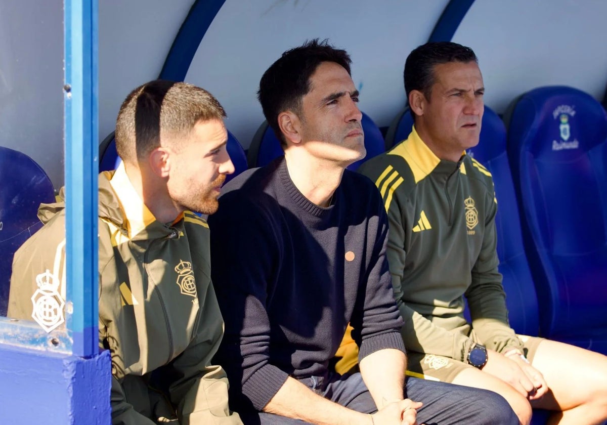 Íñigo Vélez junto a sus acompañantes en el cuerpo técnico del Recreativo