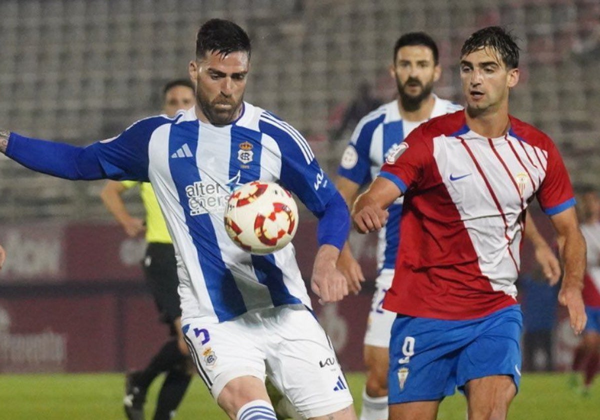 Rafa Gálvez ante un rival durante el Algeciras-Recreativo en el Nuevo Mirador