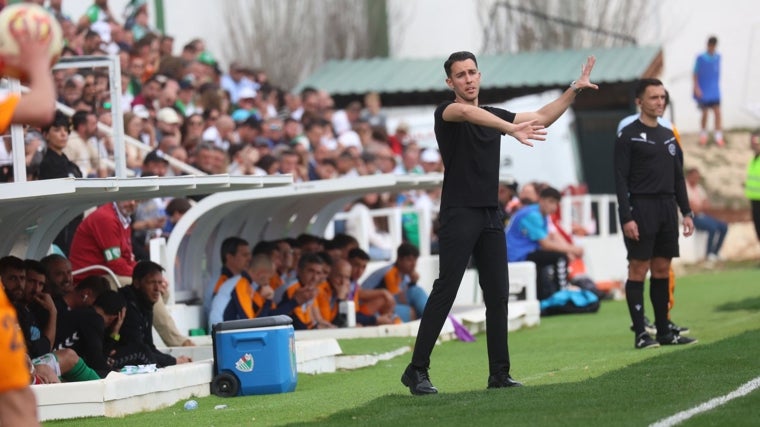 Javi Medina, el técnico del Antequera, dando instrucciones en la banda en el último choque liguero