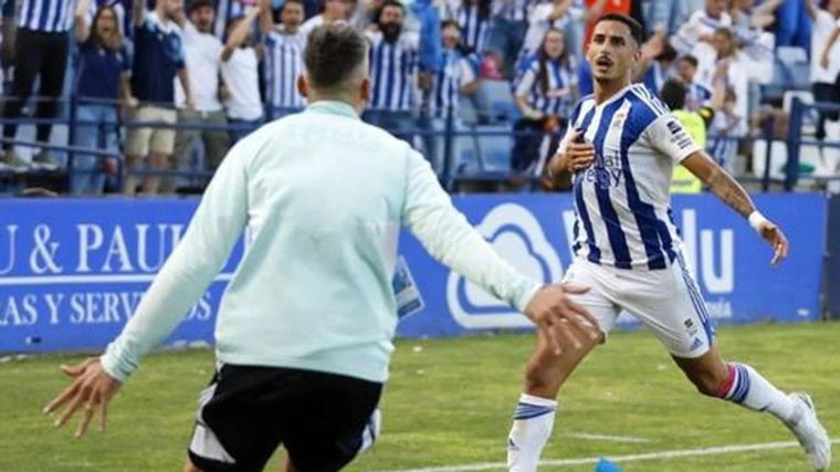 Dopi celebrando el gol del empate contra el Cacereño que permitió que el Recre subiera a la Primera RFEF