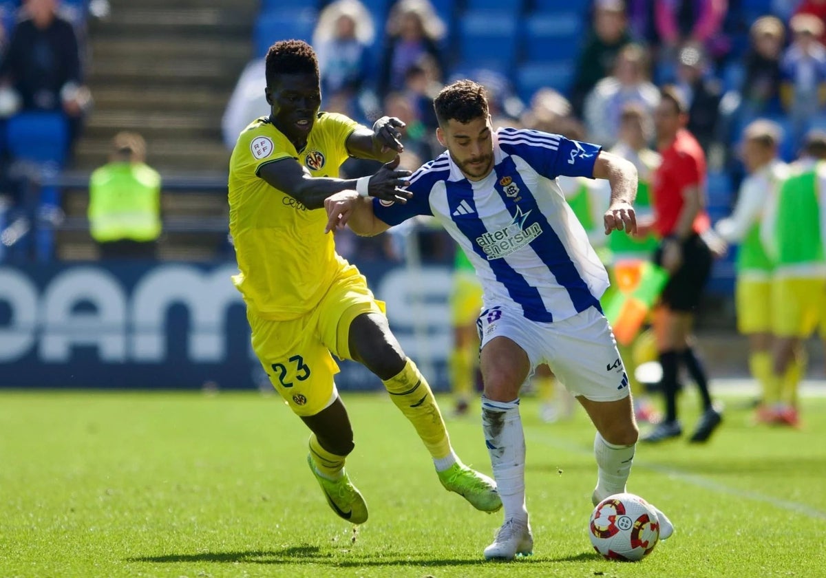 Luis Alcalde presionado por un rival durante el Recreativo-Villarreal B en el Nuevo Colombino