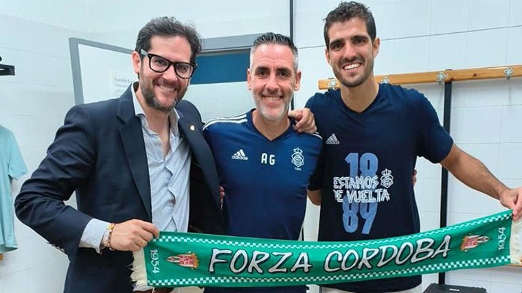 Carlos Hita junto a Abel Gómez y Bernardo Cruz tras el ascenso del Recreativo de Huelva a la Primera RFEF