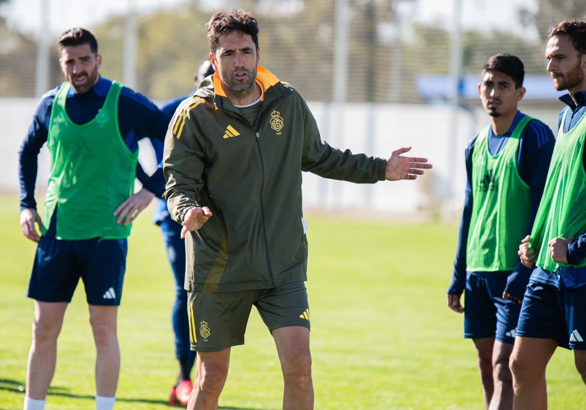 Íñigo Vélez, dirigiendo un entrenamiento del Decano