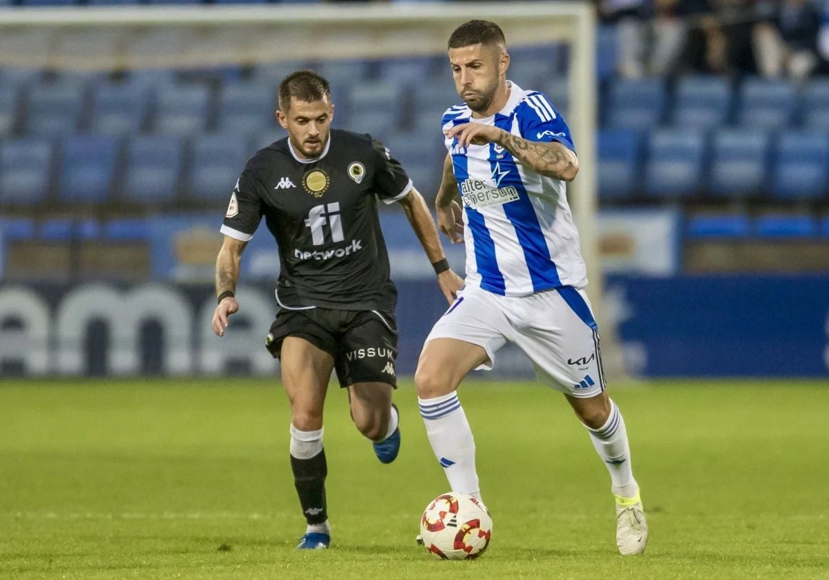 Antonio Domínguez con el balón controlado durante el Recreativo-Hércules de esta temporada