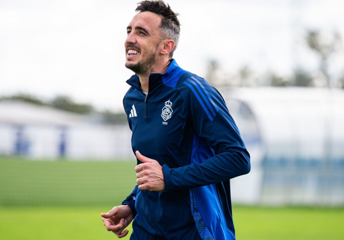 Pablo Caballero sonriente durante un entrenamiento en la Ciudad Deportiva albiazul