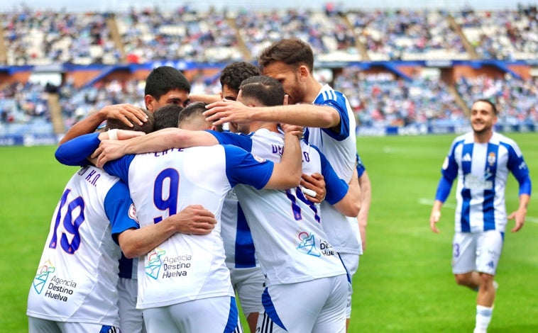 Imagen principal - Diferentes momentos tras el 1-0 del Recreativo