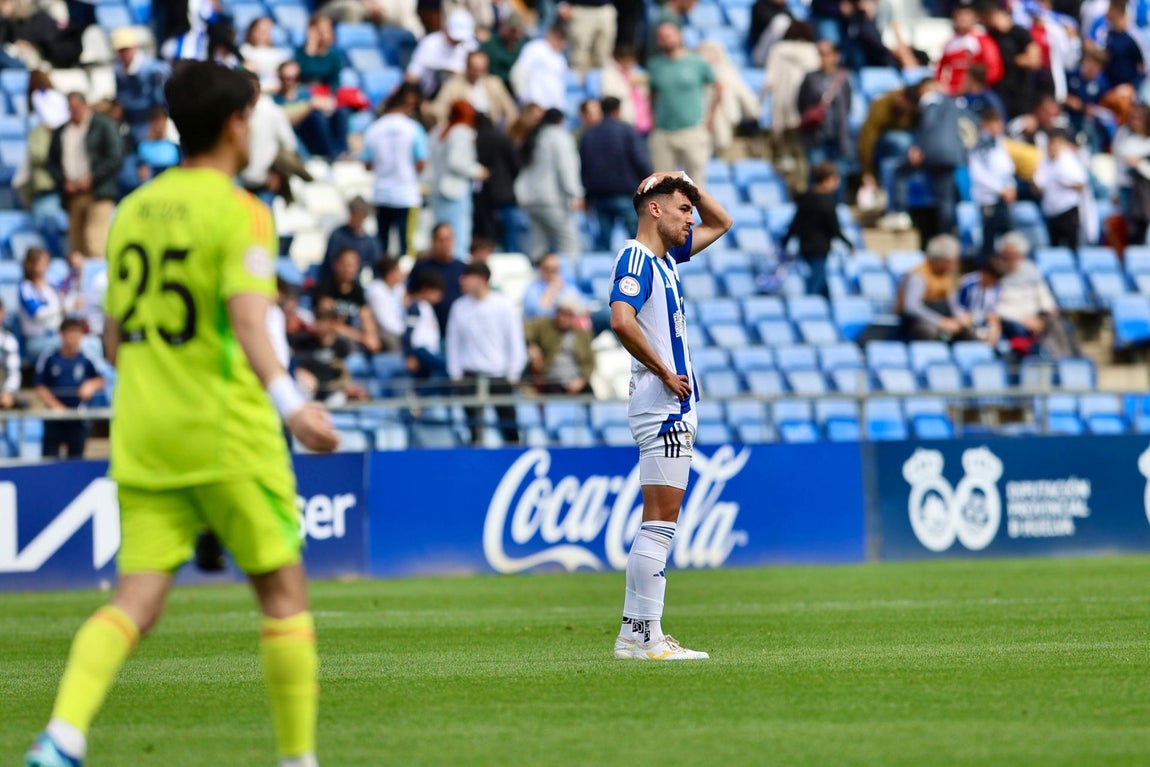 Recreativo - Castilla, en imágenes: La afición acabó muy cabreada