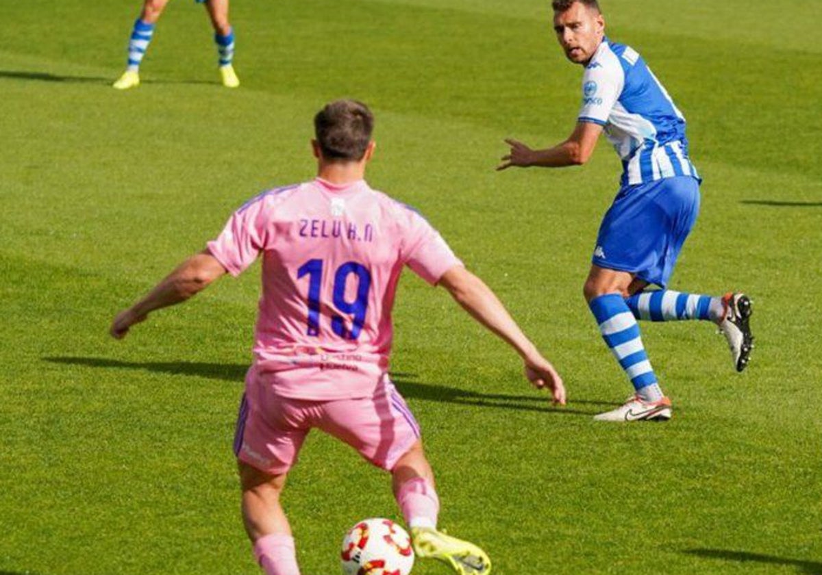 Zelu ante un rival durante el Alcoyano-Recreativo disputado en el estadio El Collao
