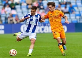 Zelu presionado por un adversario en el Recreativo-Real Madrid Castilla en el Nuevo Colombino