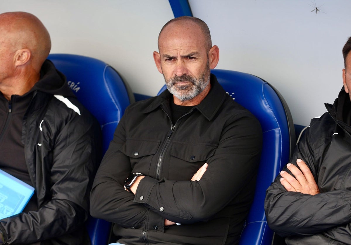 Paco Jémez, en su banquillo del Nuevo Colombino