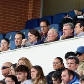 Miembros del Ayuntamiento de Huelva y los nuevos dueños del Decano en el palco del Colombino