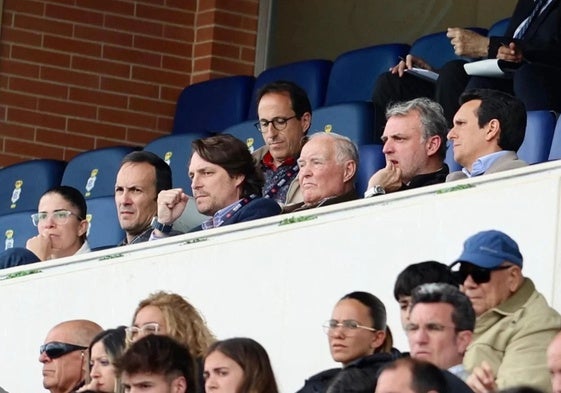 Miembros del Ayuntamiento de Huelva y los nuevos dueños del Decano en el palco del Colombino