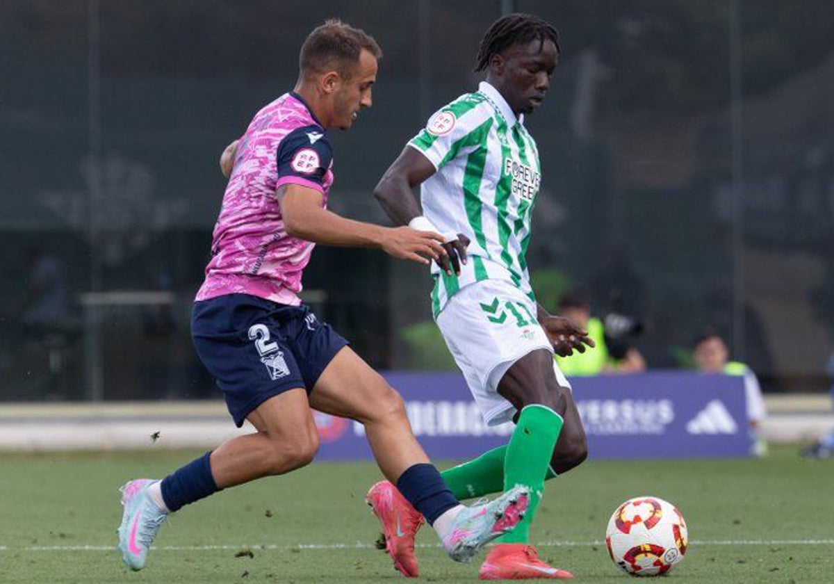 Un lance del Betis Deportivo-Atlético Sanluqueño disputado esta tarde
