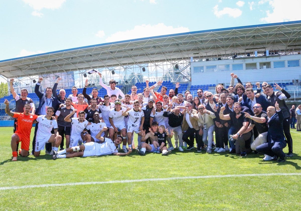 El Ceuta celebrando su ascenso en el césped del estadio Fernando Torres de Fuenlabrada