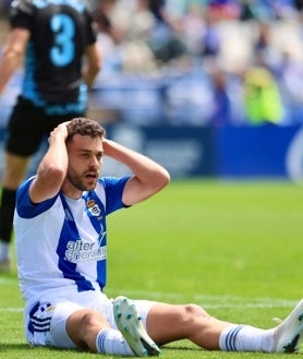Imagen secundaria 2 - Marcos López, director deportivo del Recre; abajo, la afición enfadada en la grada en un partido de esta temporada y al lado Luis Alcalde, uno de los jugadores que podría marcharse del Decano pese a tener contrato en vigor