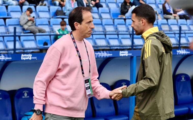 Imagen principal - Marcos López, director deportivo del Recre; abajo, la afición enfadada en la grada en un partido de esta temporada y al lado Luis Alcalde, uno de los jugadores que podría marcharse del Decano pese a tener contrato en vigor