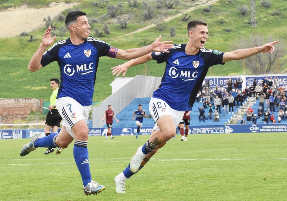 Dos jugadores del Linares Deportivo celebrando un gol en la temporada recién concluida