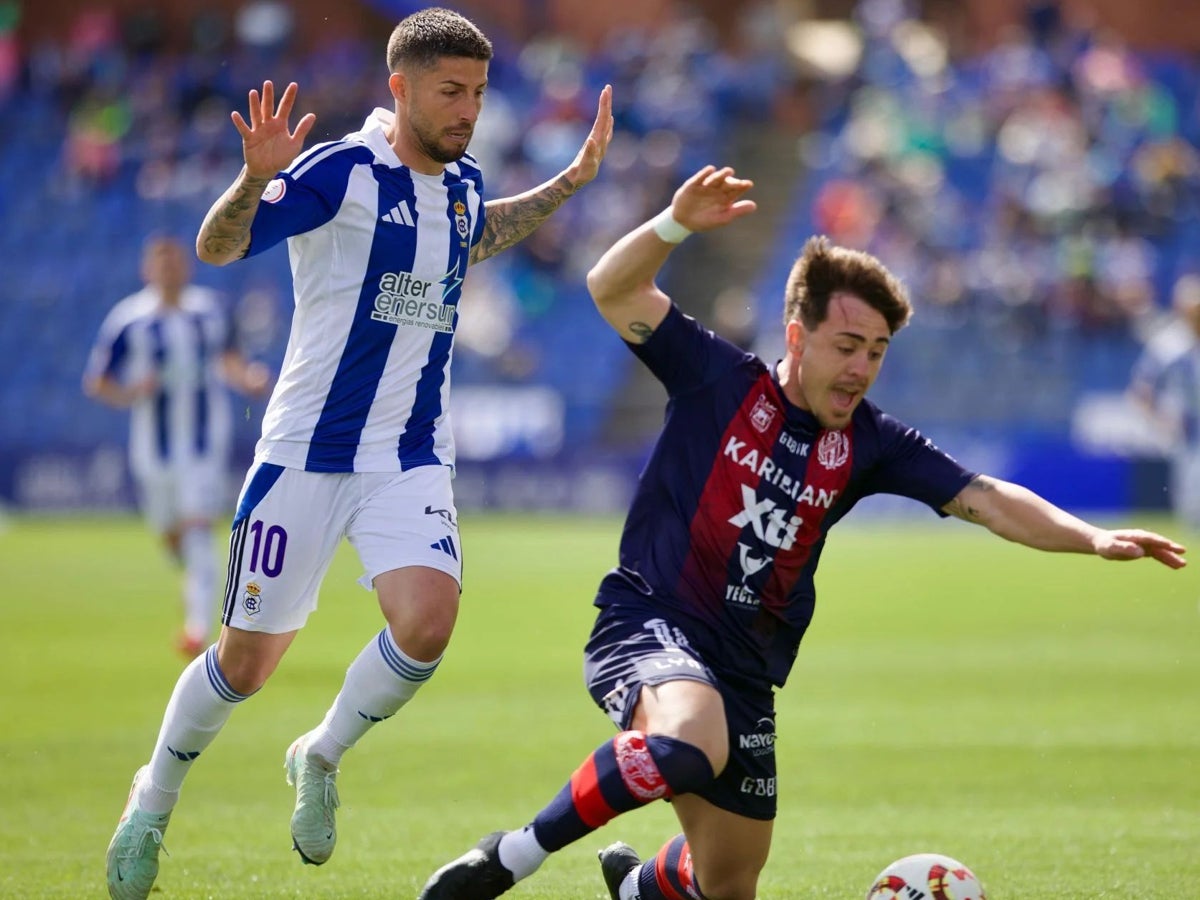 Antonio Domínguez en un lance del choque que disputó el Recreativo ante el Yeclano