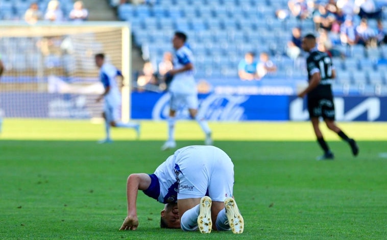 Imagen principal - Sin perdón: El Recreativo de Huelva cae al agujero del fracaso que lleva cavando todo un año (0-1)