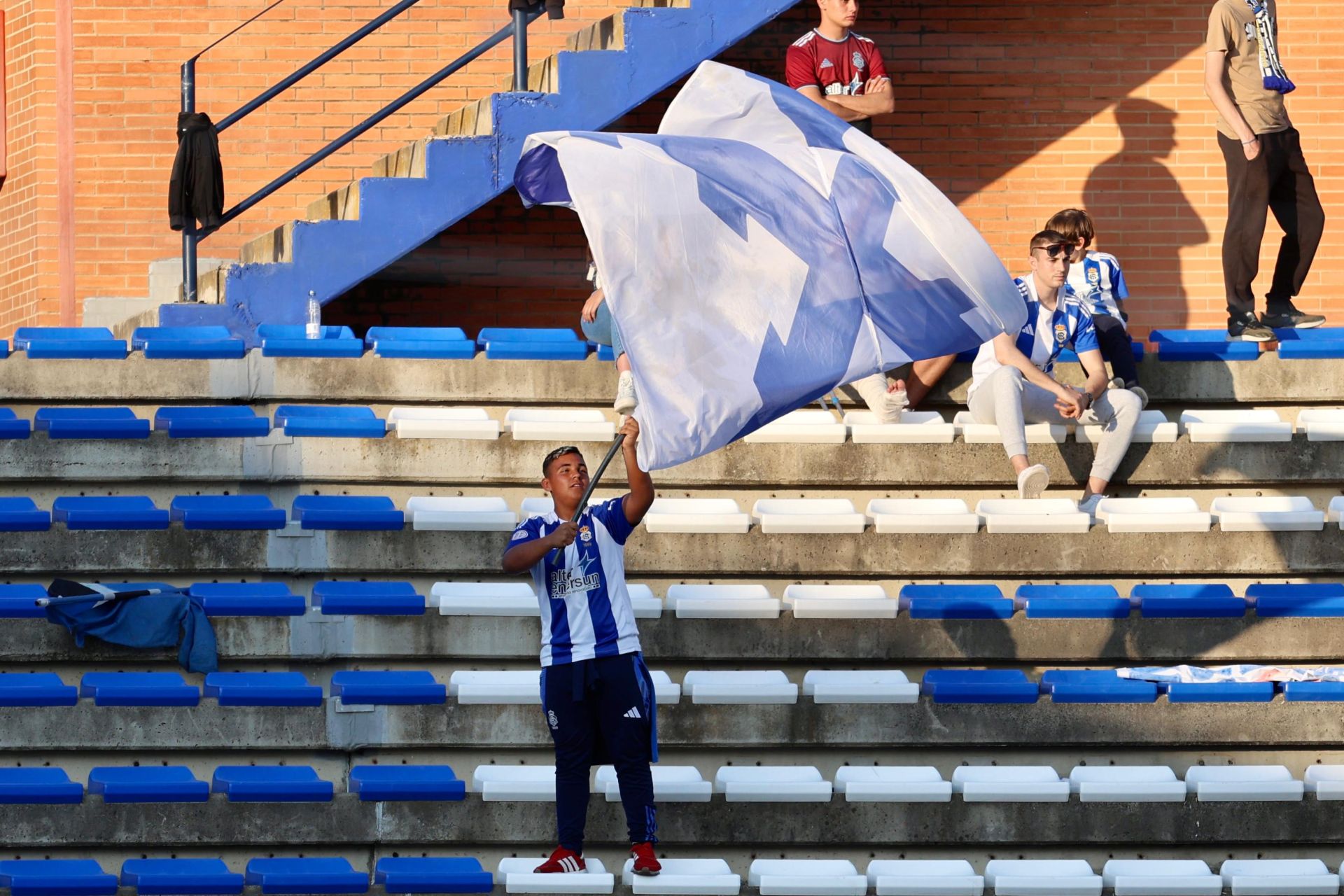 El descenso del Recreativo de Huelva tras perder con el Mérida, en imágenes