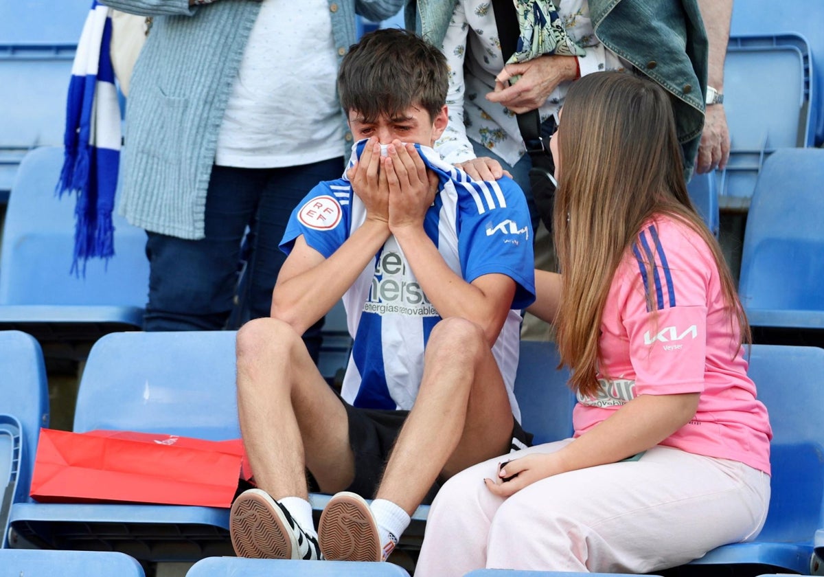 Un joven llora en la grada del Nuevo Colombino tras consumarse el descenso a Segunda RFEF