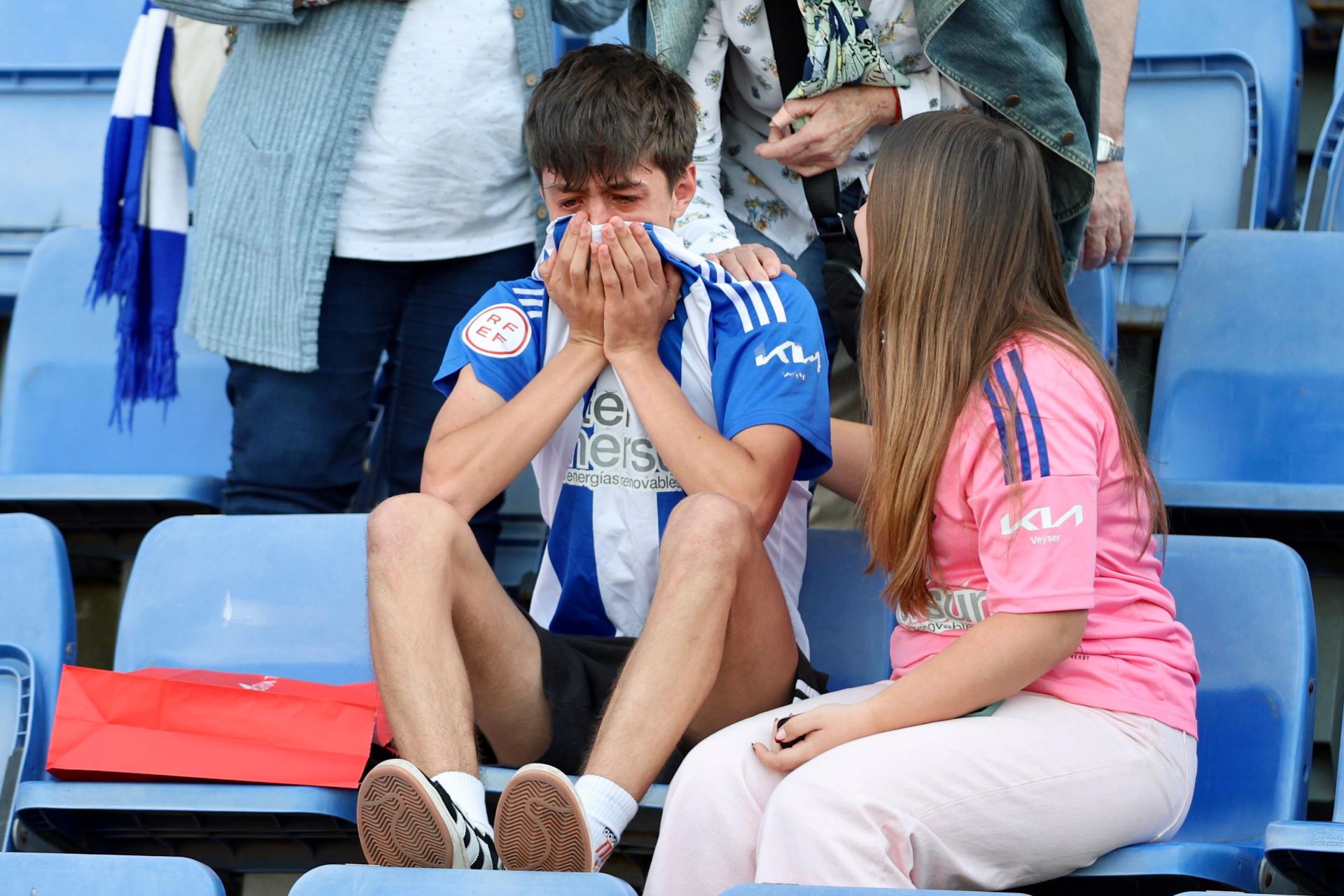 El descenso del Recreativo de Huelva tras perder con el Mérida, en imágenes