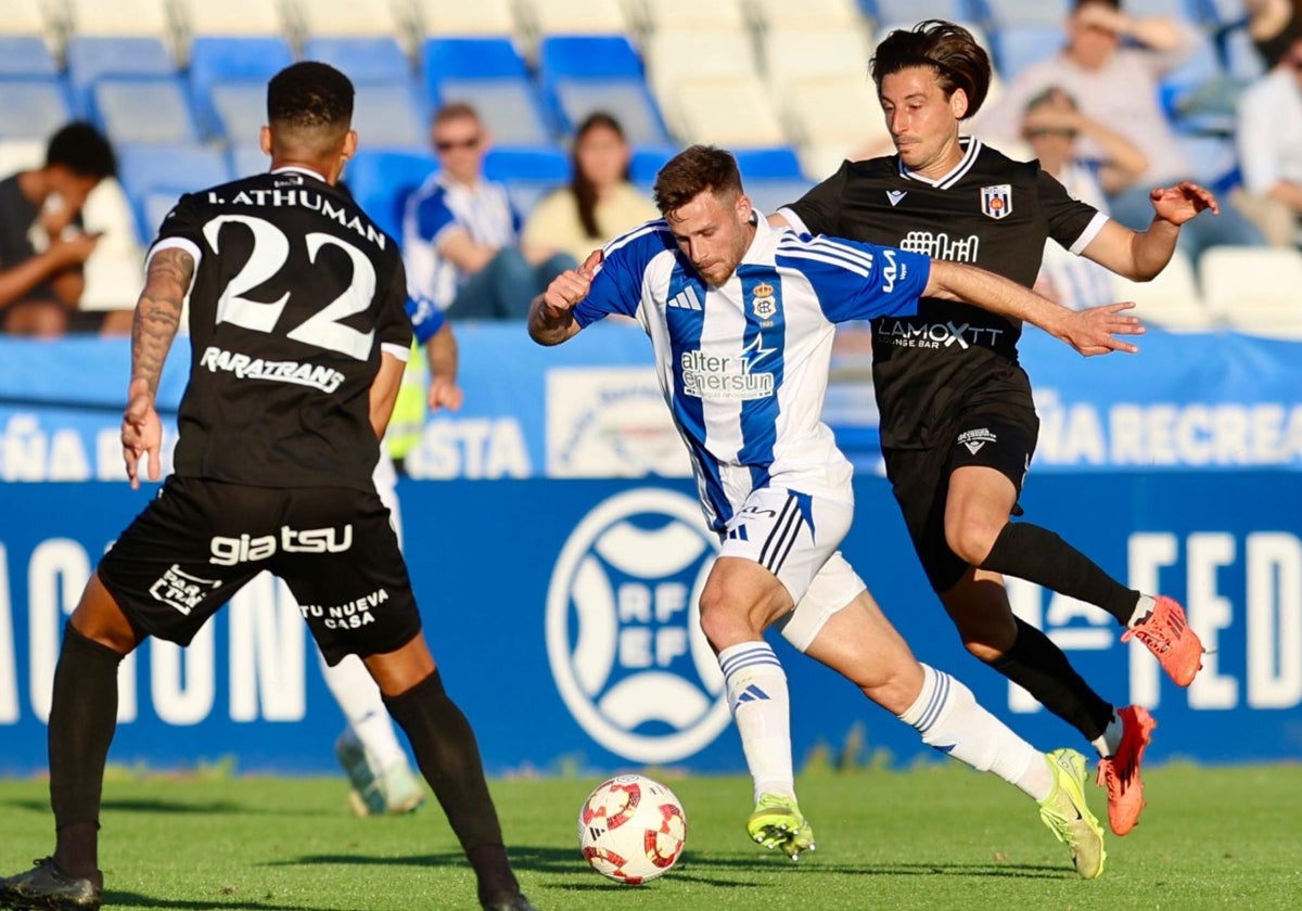 Dani Perejón, ante dos rivales del Mérida