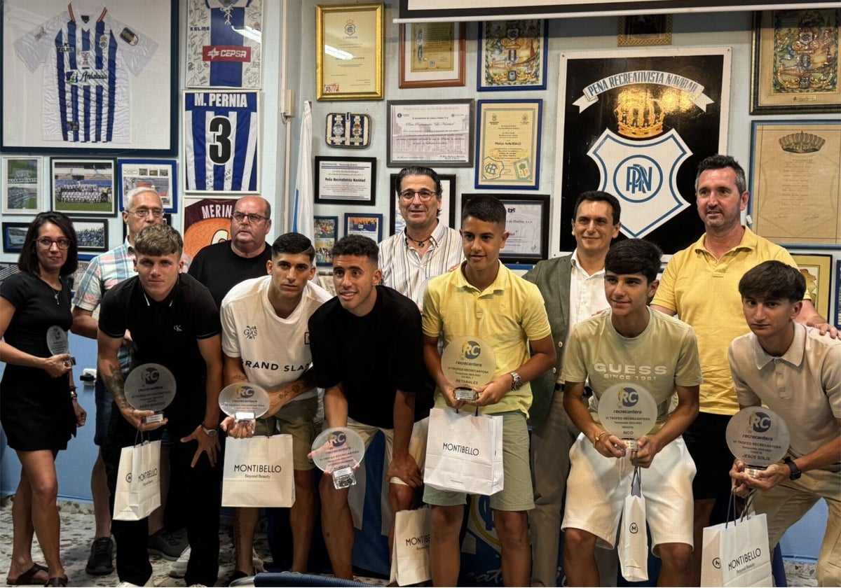 Foto de familia de los galardonados en los Premios Recrecantera en la Peña Navidad