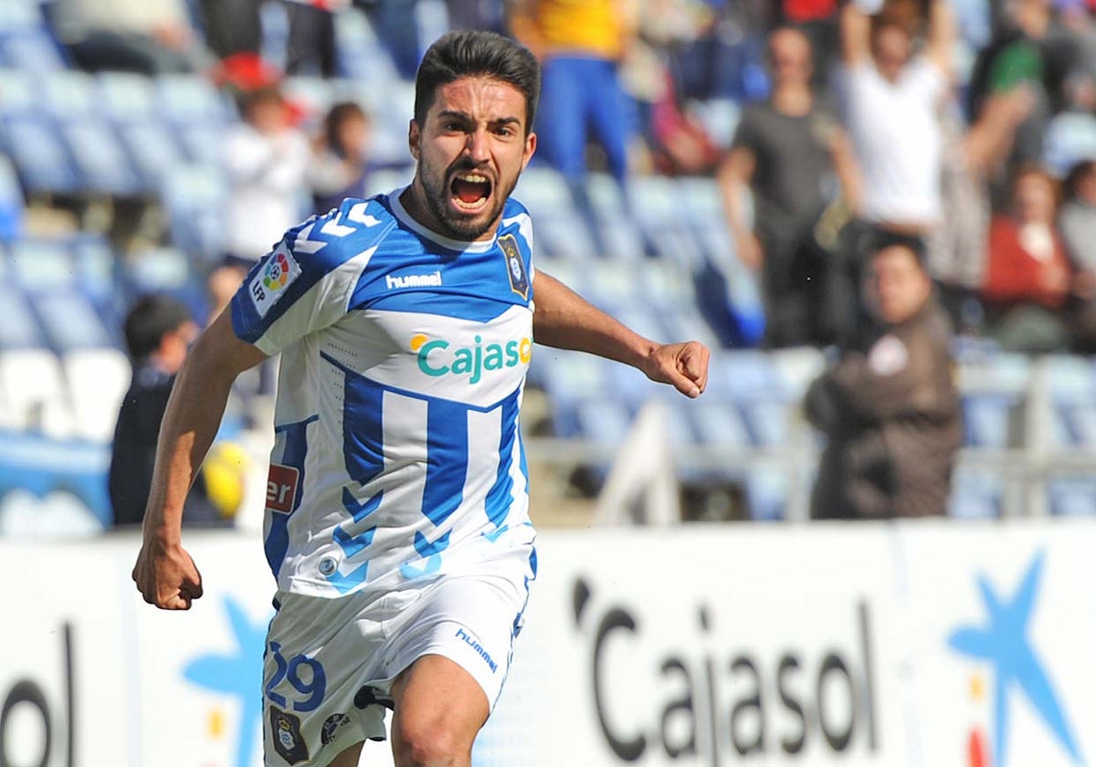 Chuli celebra uno de sus goles con el Recreativo de Huelva