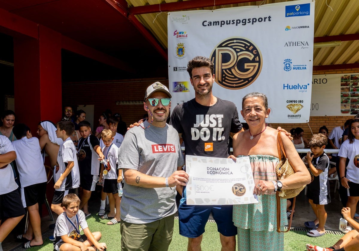 Pablo Gallardo entrega una donación a 'El Patio del Amor'