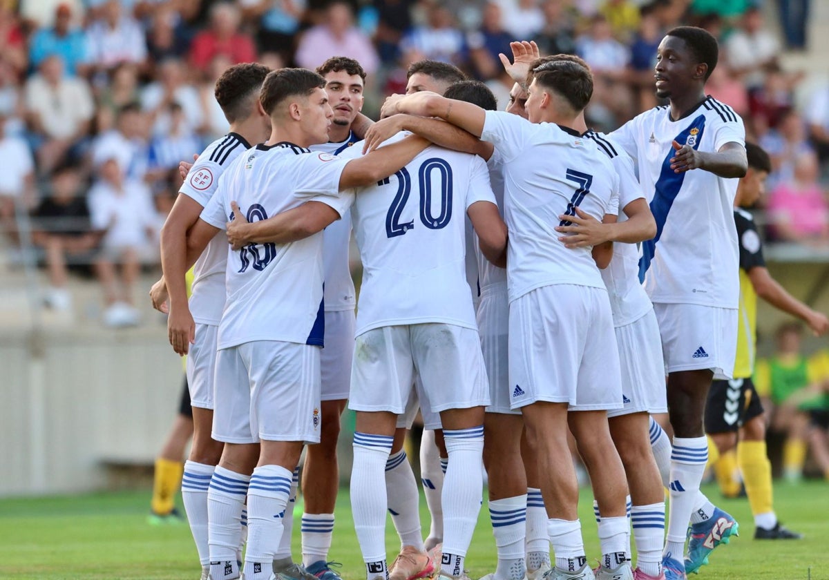 Los jugadores del Recre celebran como una piña el gol ante el San Roque de Lepe