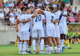 Los jugadores del Recre celebran como una piña el gol ante el San Roque de Lepe