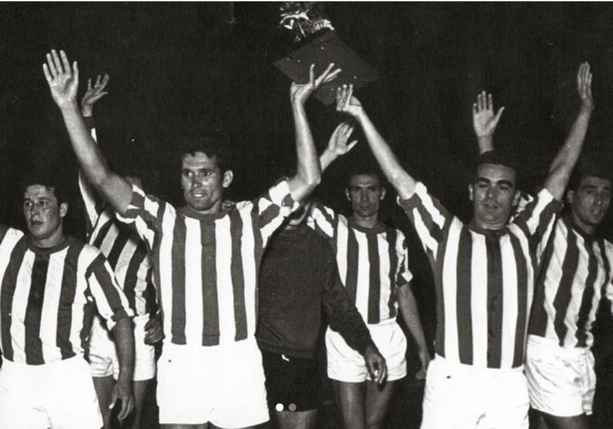 Pepe Ruiz Mesa, segundo por la izquierda en 1965, tras ganar el primer Trofeo Colombino