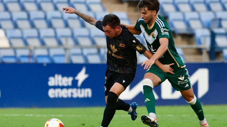 Un momento del duelo entre el Zamora y el Cacereño