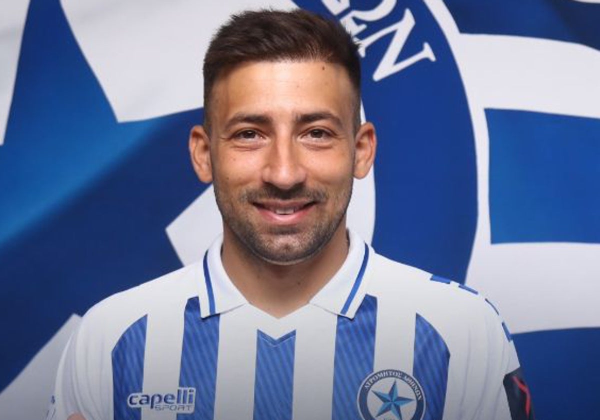 Aitor García sonriente con la camiseta de su nuevo equipo