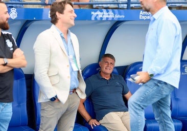 Pedro Morilla relajado antes del inicio del Recreativo-Linares en presencia de Adrián Fernández