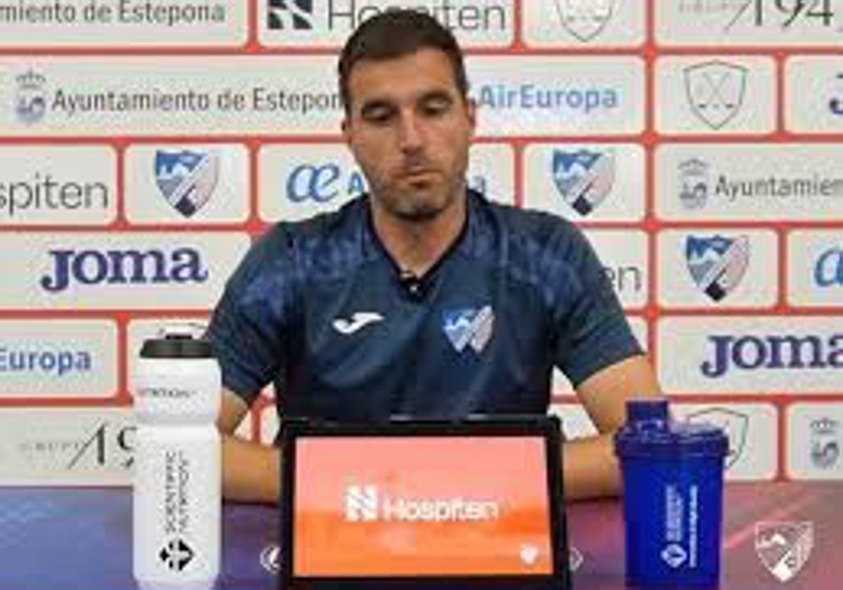 Mikel Llorente en una rueda de prensa de esta temporada