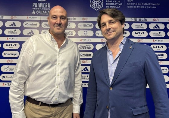 Roberto Ríos en la sala de prensa del Nuevo Colombino junto a Adrián Fernández