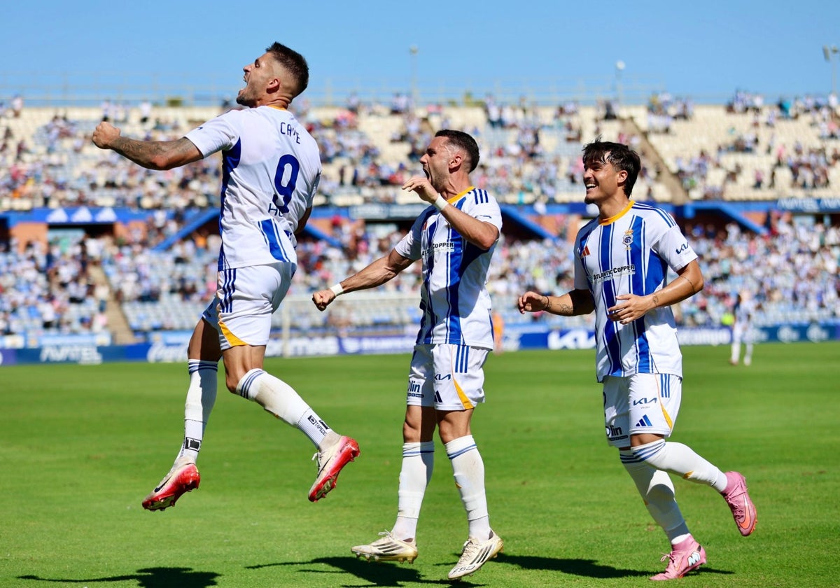 Los jugadores del Decano celebran el 2-1